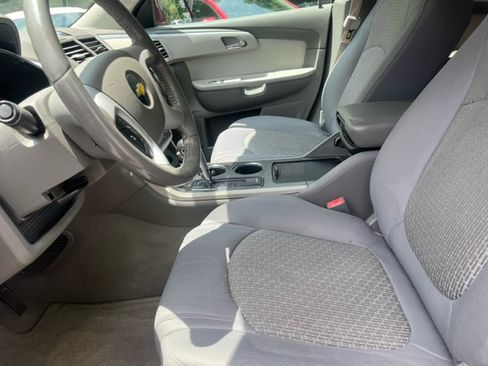 Used 2011 Chevrolet Traverse LT image 7