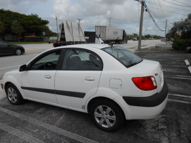 Used 2009 Kia Rio Sedan FWD image 3