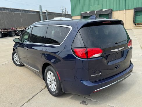 Used 2018 Chrysler Pacifica Touring-L image 6