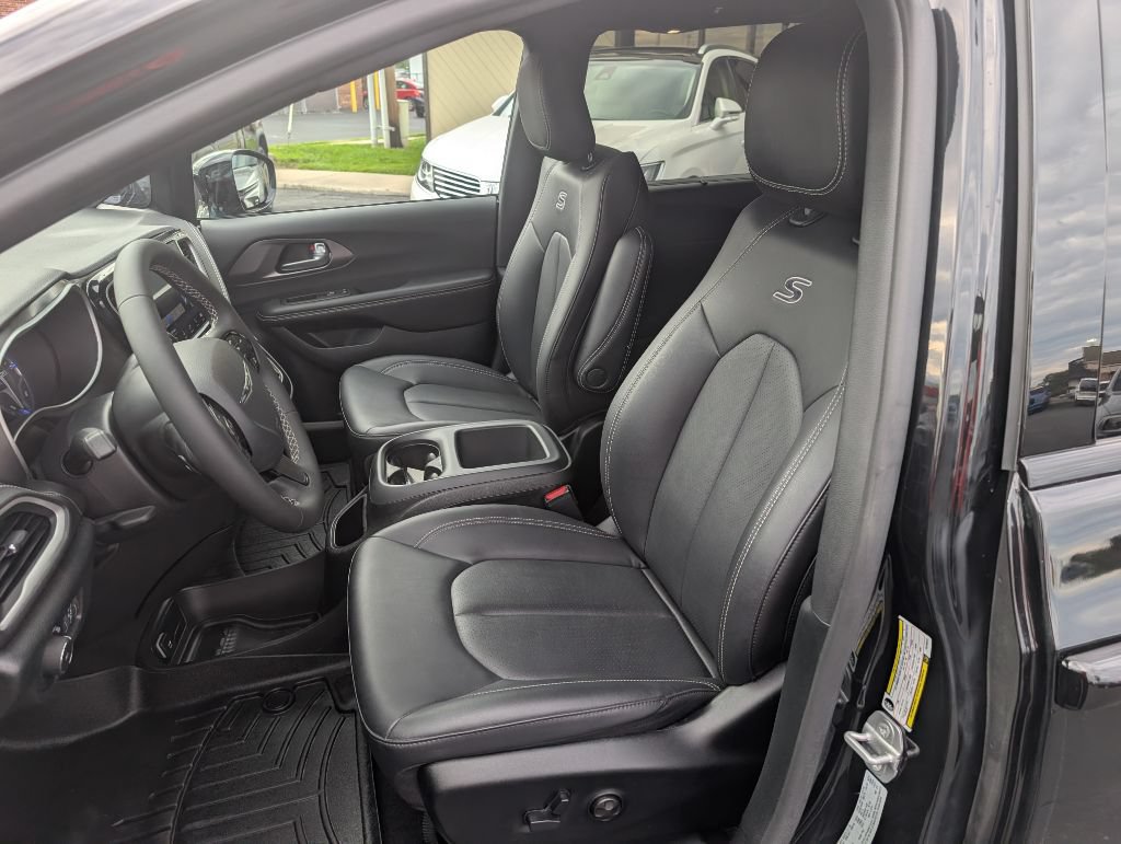 Used 2026 Chrysler Pacifica Select FWD image 7