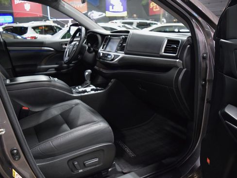 Used 2017 Toyota Highlander Limited image 23