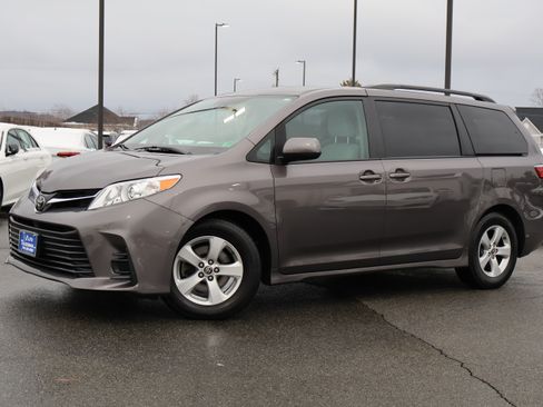 Used 2020 Toyota Sienna LE image 2