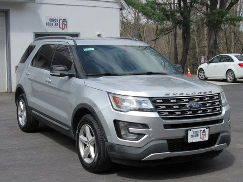 Used 2017 Ford Explorer Limited image 12
