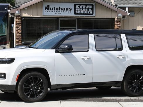 Used 2023 Jeep Grand Wagoneer Series II image 2