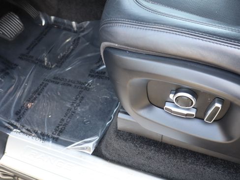 Used 2016 Land Rover Range Rover HSE image 17