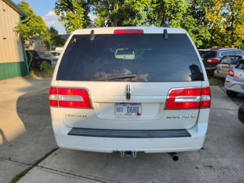 Used 2011 Lincoln Navigator image 7