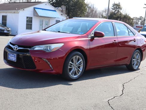 Used 2016 Toyota Camry SE image 4