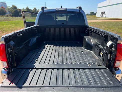 Used 2016 Toyota Tacoma TRD Off-Road image 12