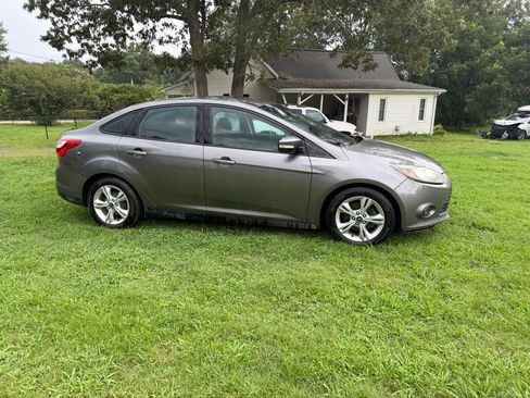 Used 2014 Ford Focus SE Sedan FWD image 2