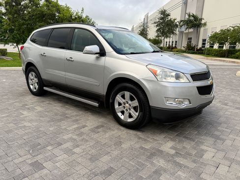 Used 2011 Chevrolet Traverse LT image 3
