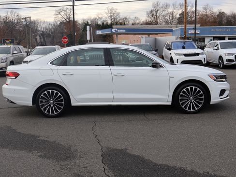 Used 2022 Volkswagen Passat Limited Edition image 9