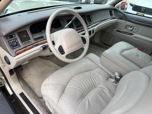 Used 1997 Lincoln Town Car Signature RWD image 7
