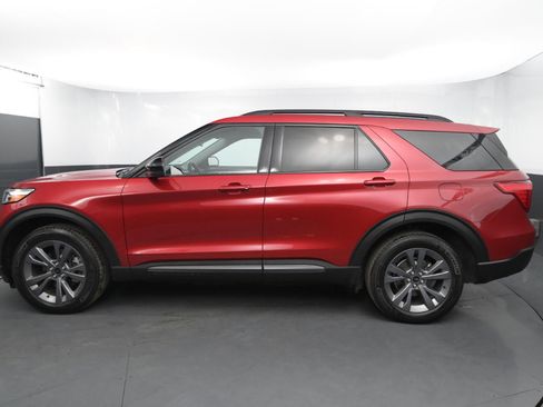 Used 2022 Ford Explorer XLT image 2