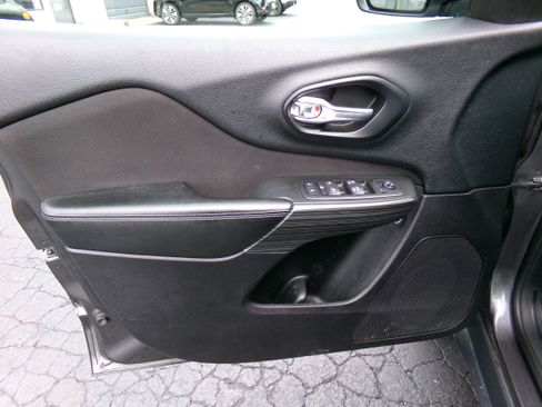 Used 2016 Jeep Cherokee 4WD Latitude image 16