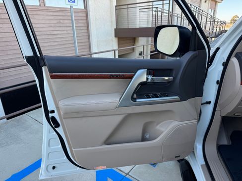 Used 2015 Toyota Land Cruiser image 20