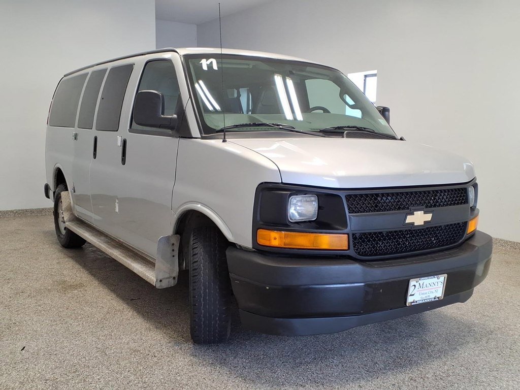 Used 2017 Chevrolet Express 3500 LS RWD image 3