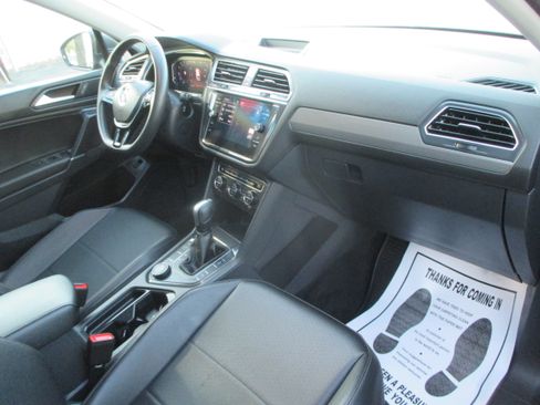 Used 2020 Volkswagen Tiguan SEL Premium image 6