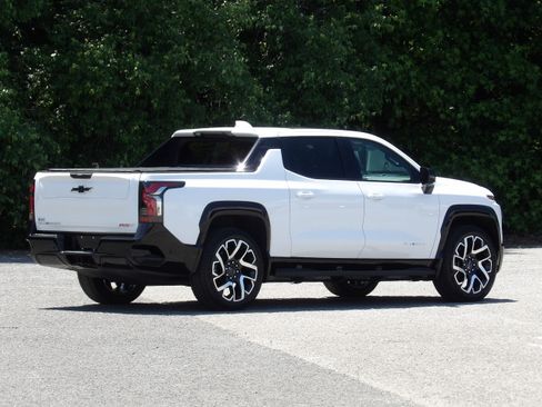 Used 2025 Chevrolet Silverado EV 4x4 Crew Cab RST image 9