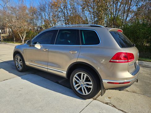 Used 2015 Volkswagen Touareg VR6 image 3