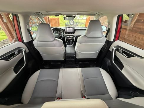 Used 2022 Toyota RAV4 AWD XLE Premium image 20