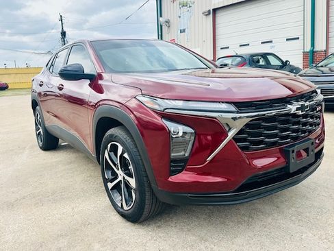 Used 2025 Chevrolet Trax RS image 3