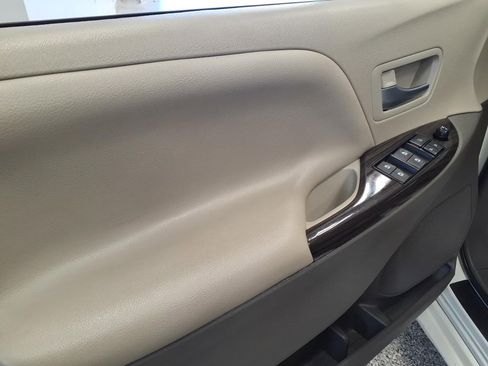 Used 2015 Toyota Sienna XLE image 8