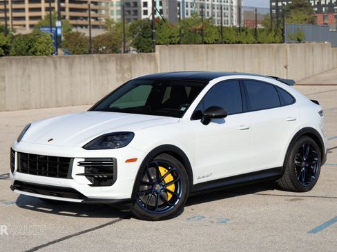 Used 2024 Porsche Cayenne Turbo GT image 2