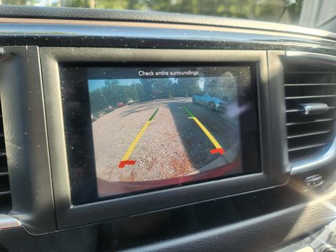 Used 2018 Chrysler Pacifica Touring-L FWD image 19