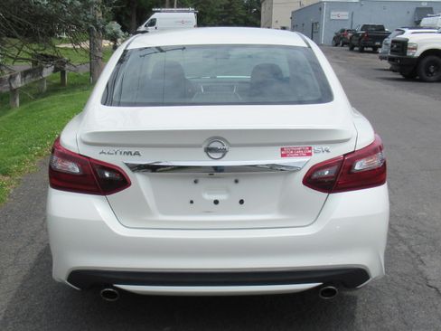 Used 2017 Nissan Altima SR FWD image 8