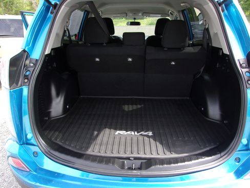 Used 2016 Toyota RAV4 AWD LE image 9
