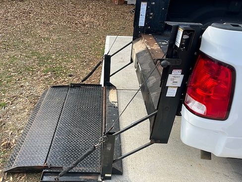 Used 2017 RAM 1500 SLT image 4