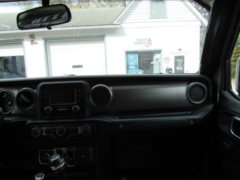 Used 2020 Jeep Gladiator Sport image 23