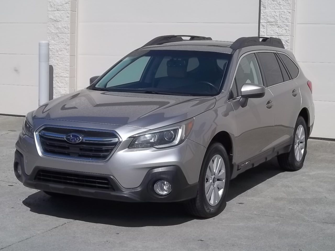 Used 2018 Subaru Outback 2.5i Premium AWD/4WD image 1