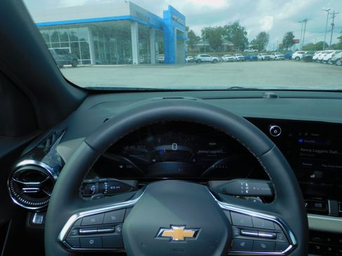 New 2026 Chevrolet Equinox LT image 2