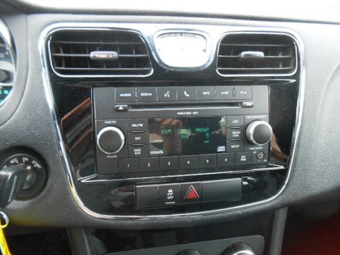 Used 2011 Chrysler 200 Touring Sedan FWD image 13
