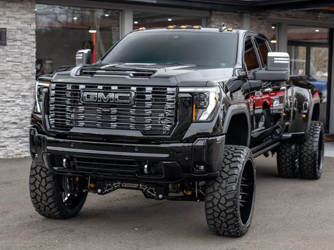 Used 2026 GMC Sierra 3500 Denali Ultimate image 9