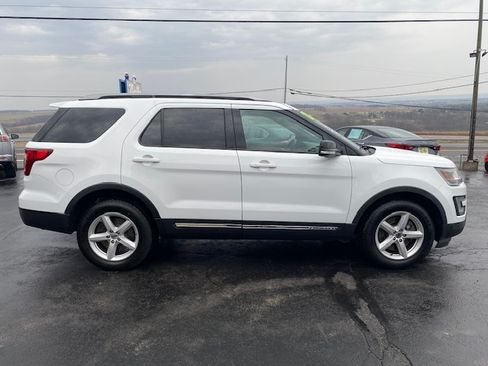 Used 2017 Ford Explorer 4WD XLT image 4