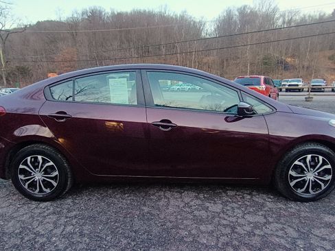 Used 2017 Kia Forte LX image 3