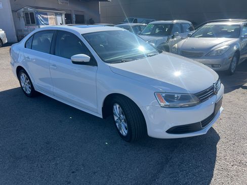 Used 2013 Volkswagen Jetta SE Sedan FWD image 2