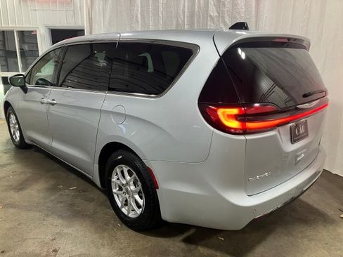 Used 2023 Chrysler Pacifica Touring-L image 3