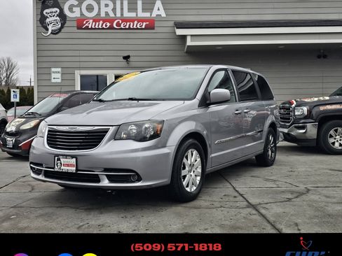Used 2015 Chrysler Town & Country S image 3