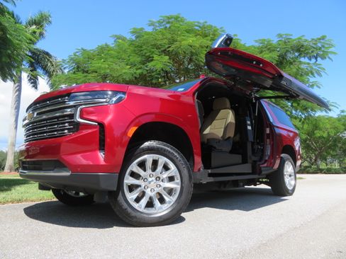 Used 2023 Chevrolet Suburban Premier image 1