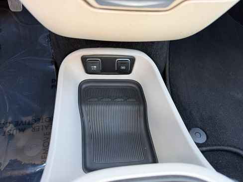Used 2021 Chrysler Pacifica Touring-L FWD image 12