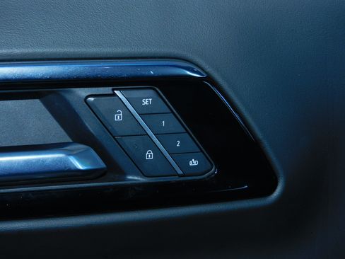 Used 2025 Chevrolet Suburban Z71 image 17