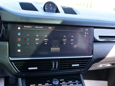 Used 2022 Porsche Cayenne image 32