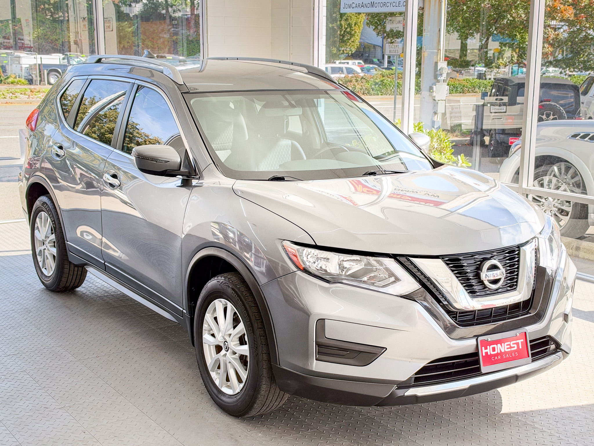 Used 2017 Nissan Rogue FWD image 1