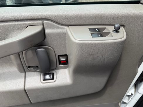 Used 2022 GMC Savana 2500 RWD image 8