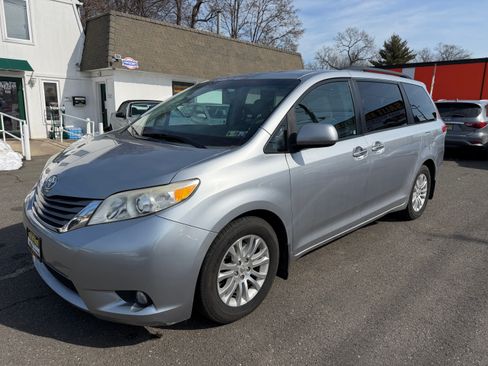Used 2011 Toyota Sienna XLE image 25