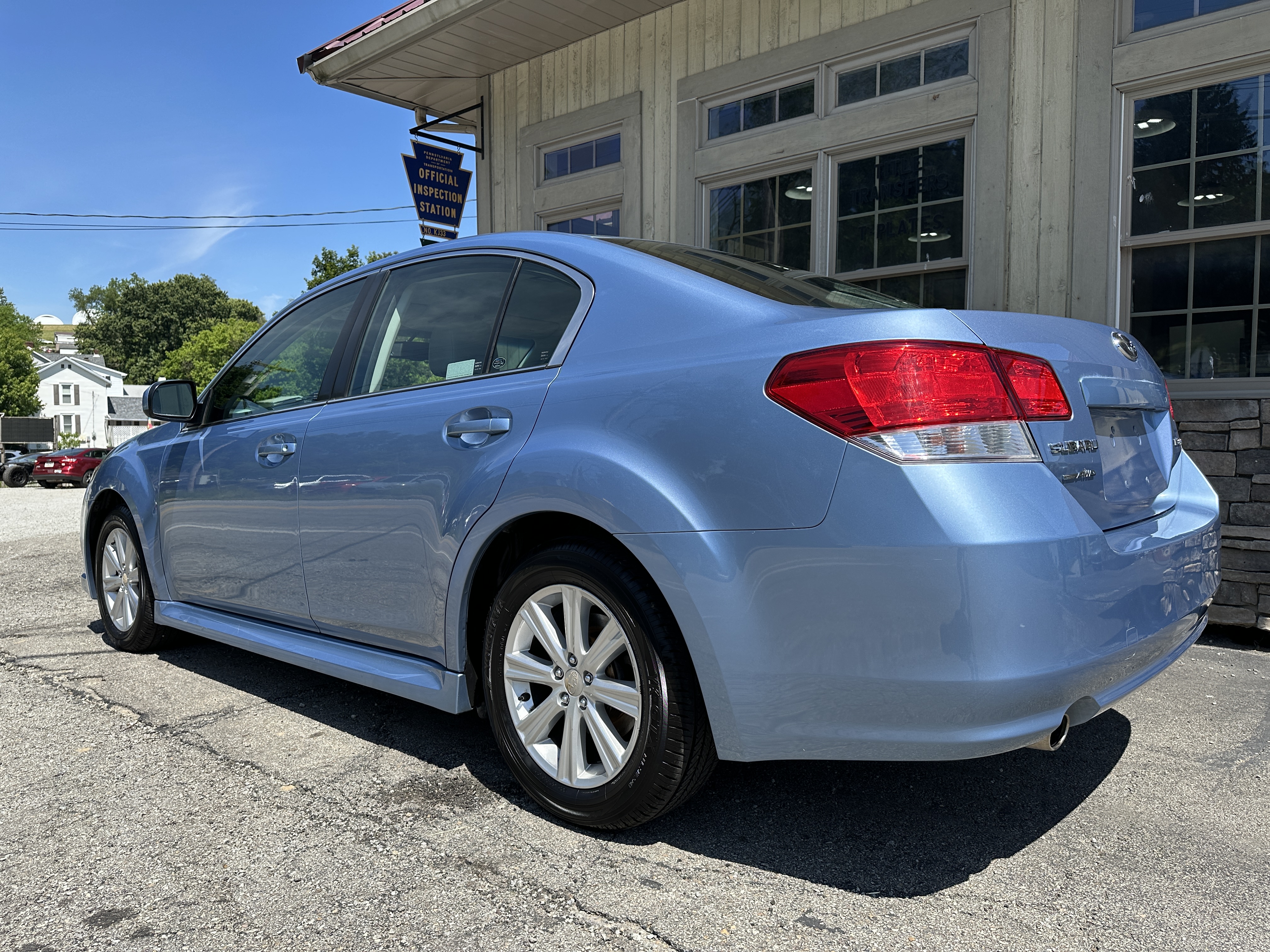 Used 2010 Subaru Legacy 2.5i Premium AWD/4WD image 3