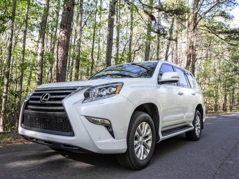 Used 2018 Lexus GX 460 image 2